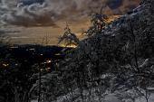 Salita notturna sul Resegone rischiarato dalla neve con vista sulle luci della pianura filtrate dalla nebbia il 23 novembre 2010 - FOTOGALLERY